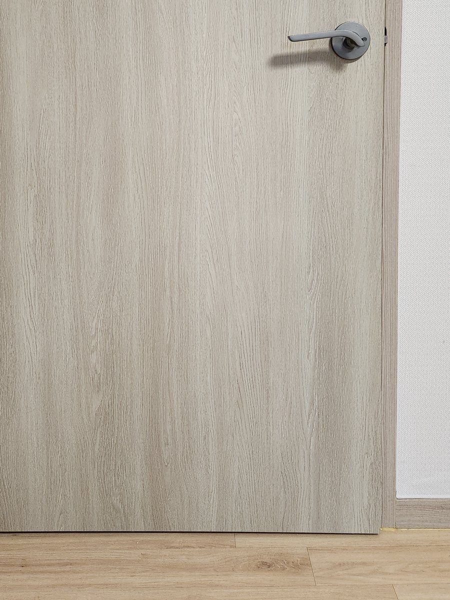 구멍을 메우고 필름으로 마감해 복원한 방문 - 작업 후