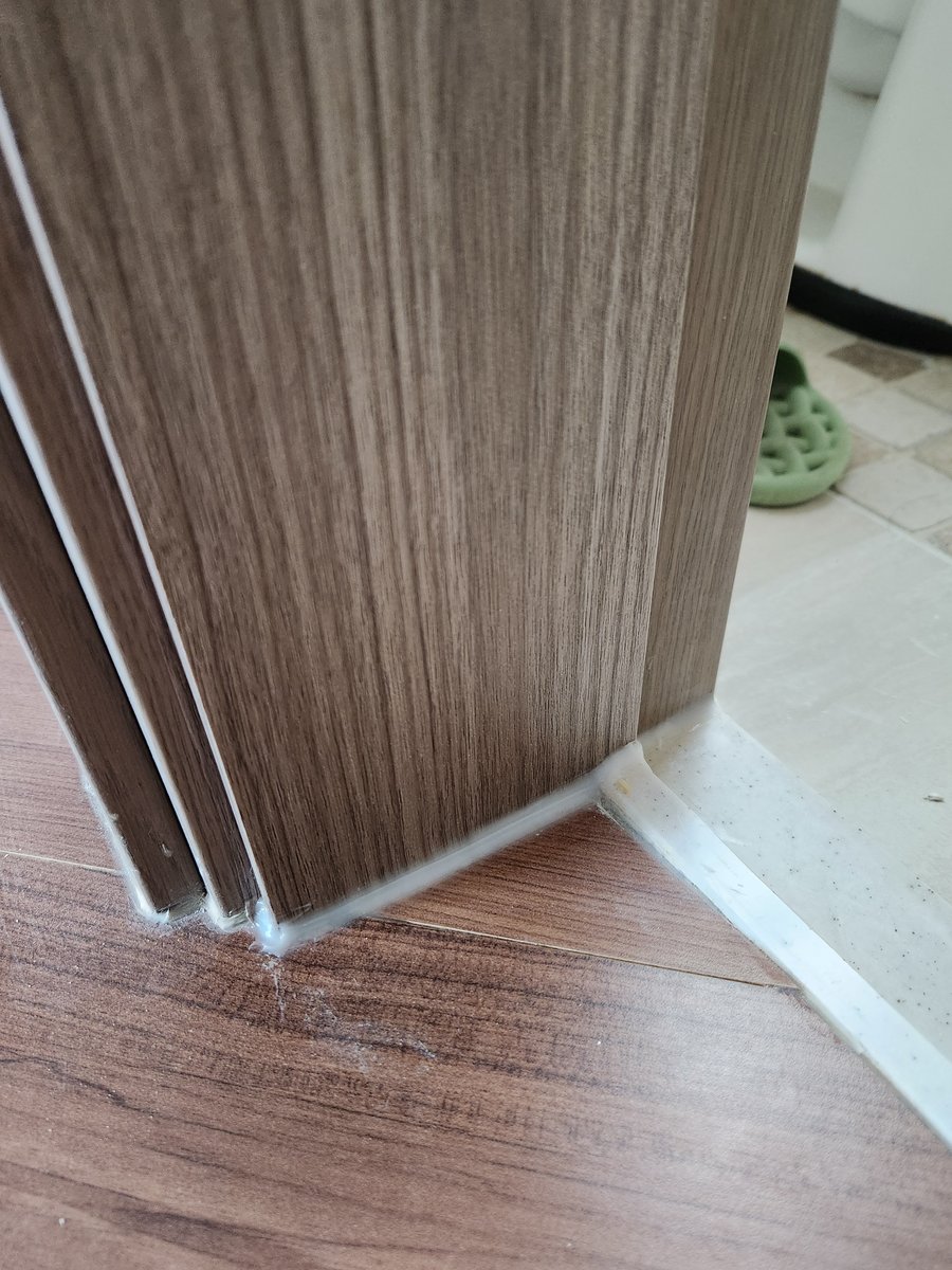 물먹은 부분만 잘라내고 새 몰딩에 필름을 붙여 마감한 문틀 - 작업 후