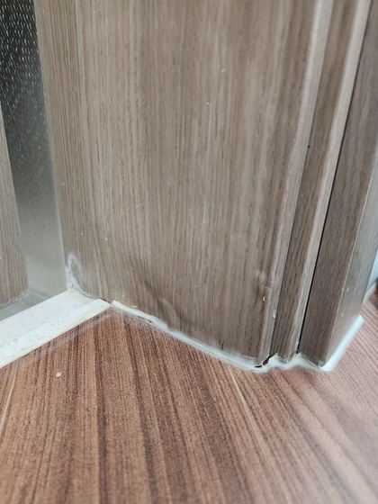동대문구 물먹은 화장실 문틀 보수 작업 과정 1 - 물을 먹어 부푼 문틀 하단