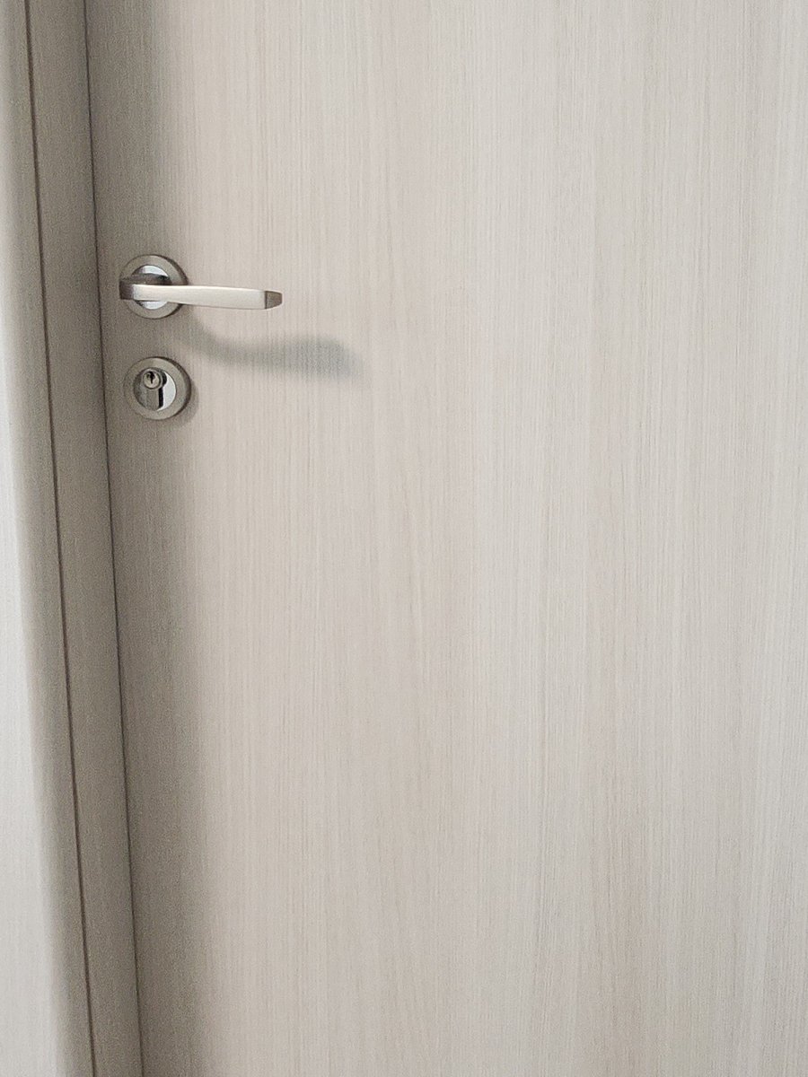 구멍을 메우고 필름으로 마감해 흔적 없이 복원한 방문 - 작업 후