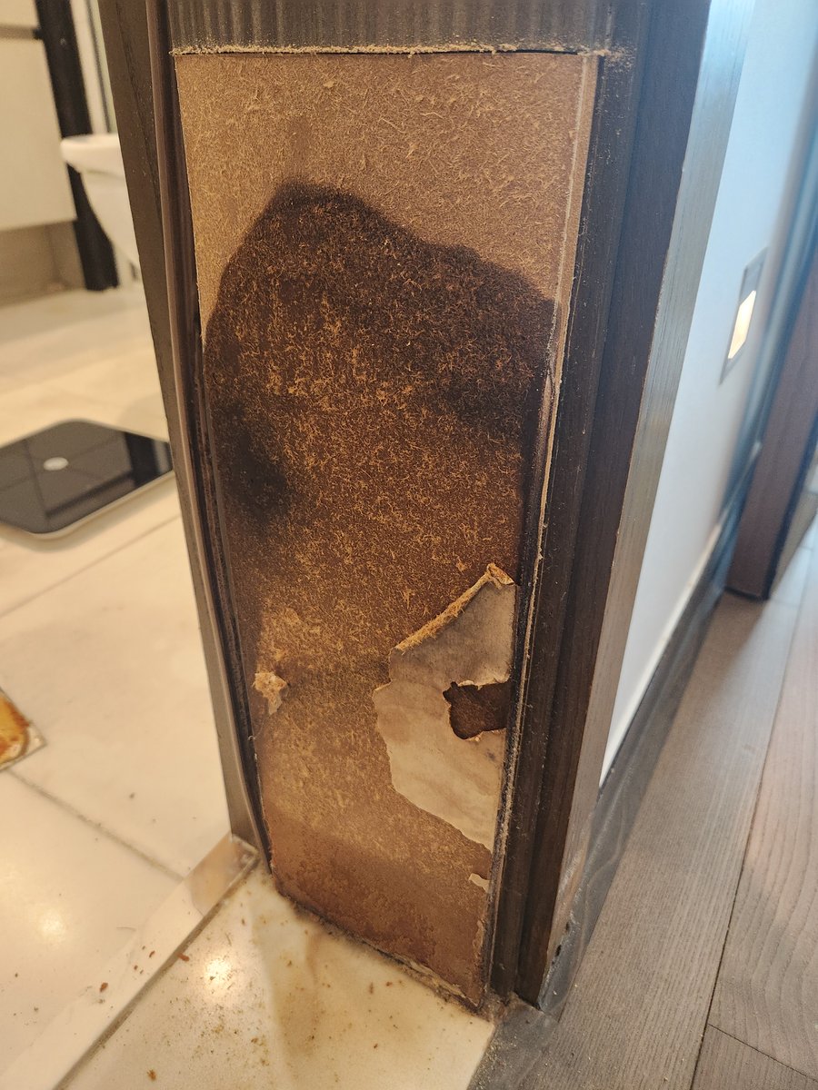 화장실 문틀 필름이 벗겨지고 물을 먹어 속살이 드러난 상태 - 작업 전