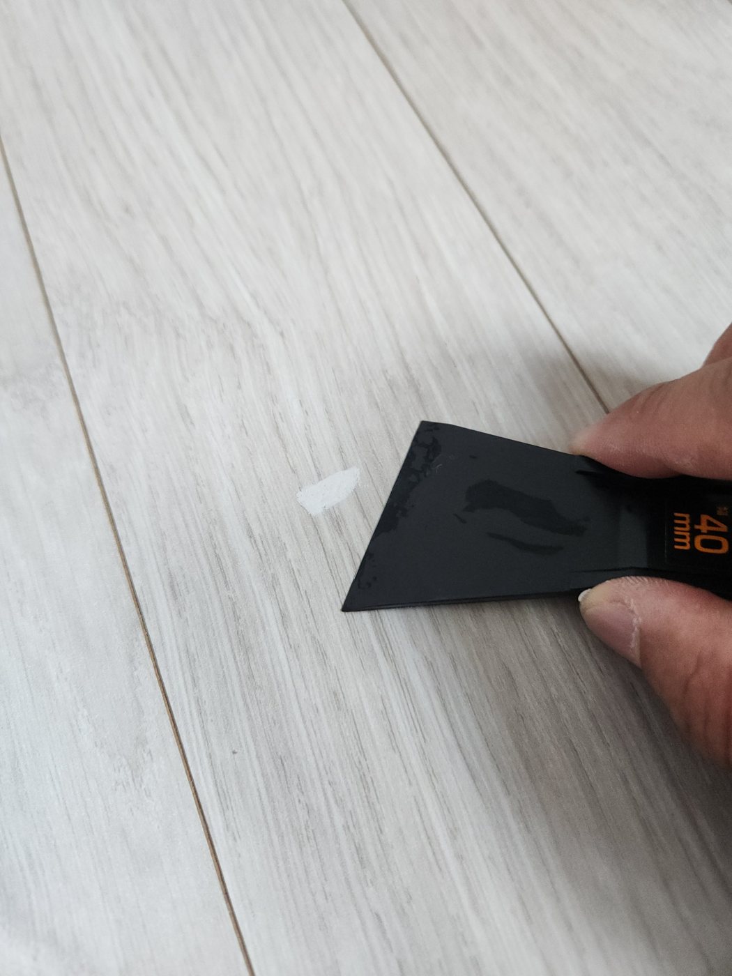 경기 안양시 마루 · 걸레받이 보수 작업 과정 1 - 마루 전용 메꿈재로 충진