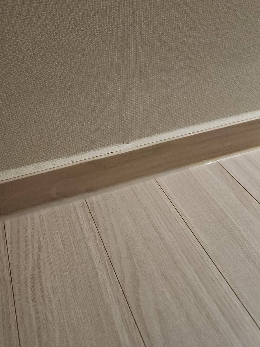 걸레받이를 복원하고 기존 벽지를 그대로 붙여 마감한 모습 - 작업 후