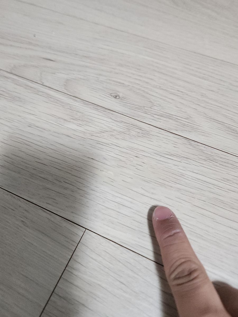 찍힌 자리를 메우고 무늬를 맞춰 복원한 강마루 - 작업 후