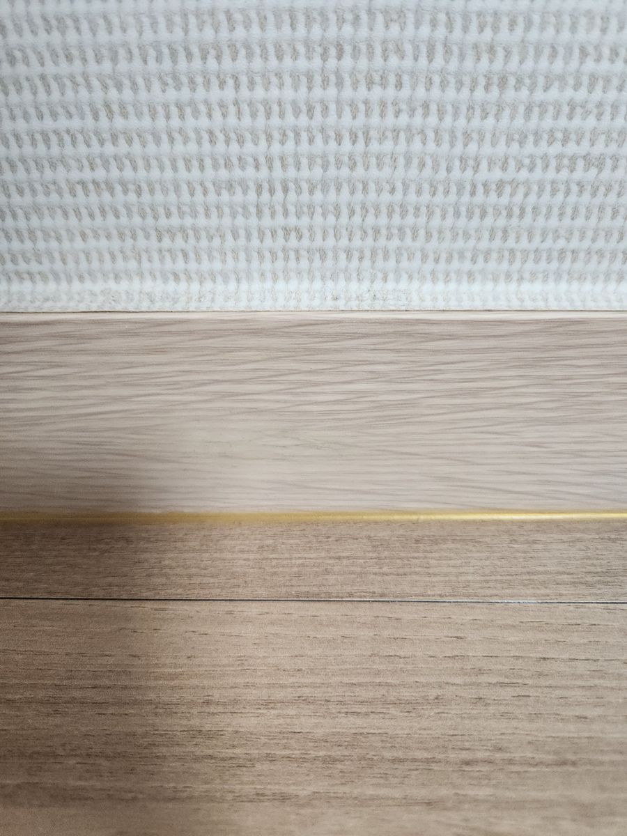 구멍을 메우고 색과 결을 맞춰 복원한 걸레받이 - 작업 후