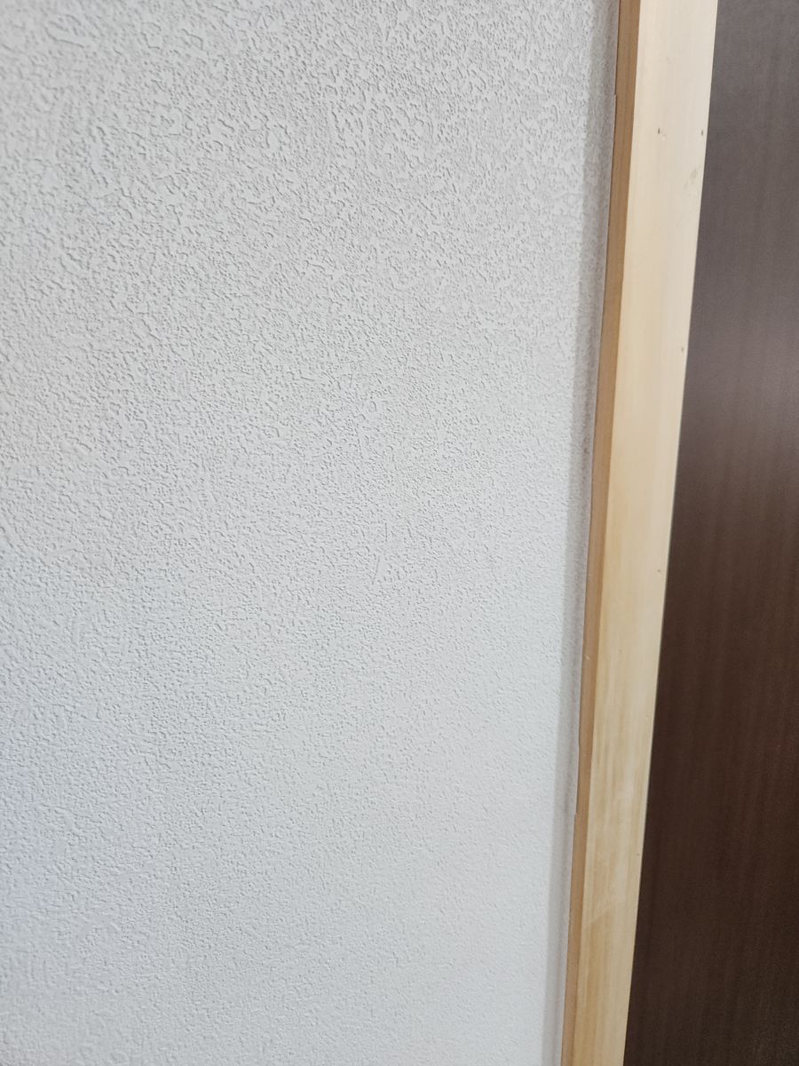 깨진 석고벽을 메우고 벽지 결까지 맞춰 복원한 모습 - 작업 후