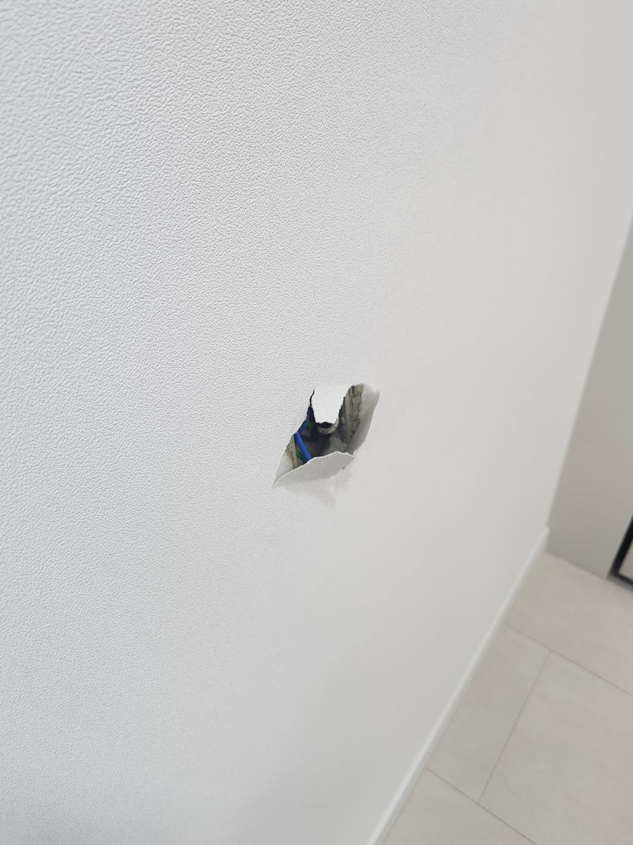 벽에 구멍이 뚫려 안쪽 전선이 드러난 상태 - 작업 전