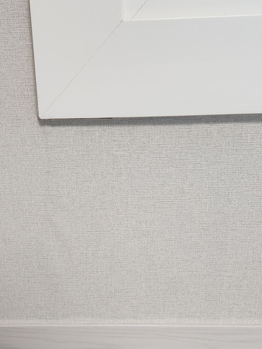 석고벽을 부분 보수하고 벽지를 깔끔하게 복원한 모습 - 작업 후