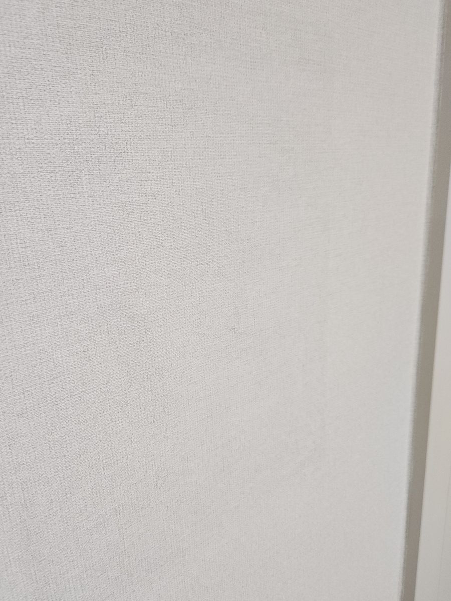 구멍 난 석고보드 벽을 기존 벽지로 복원한 모습 - 작업 후