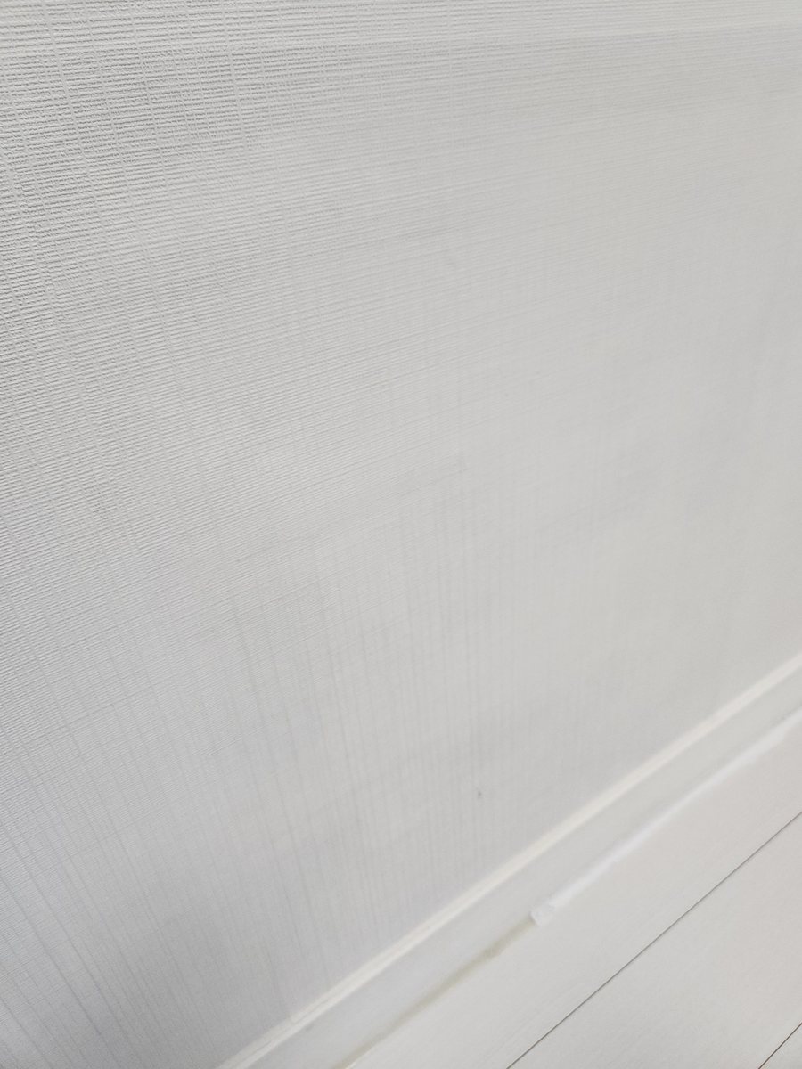 찢어진 벽지를 도배 없이 보수해 복원한 모습 - 작업 후