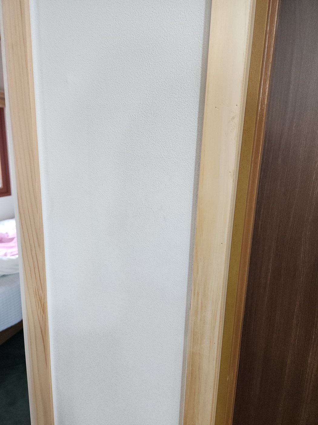 시흥 석고벽 보수 작업 과정 4 - 벽지 복원까지 마친 문틀 옆 벽