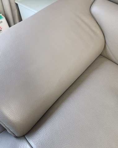부분 염색으로 얼룩을 복원한 회색 가죽소파 등쿠션 - 작업 후