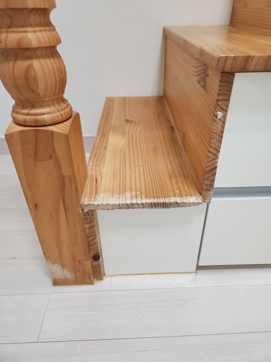 경기 오산시 · 반려견이 물어뜯어 디딤판 앞 모서리가 길게 갉아 먹힌 나무계단 - 작업 전