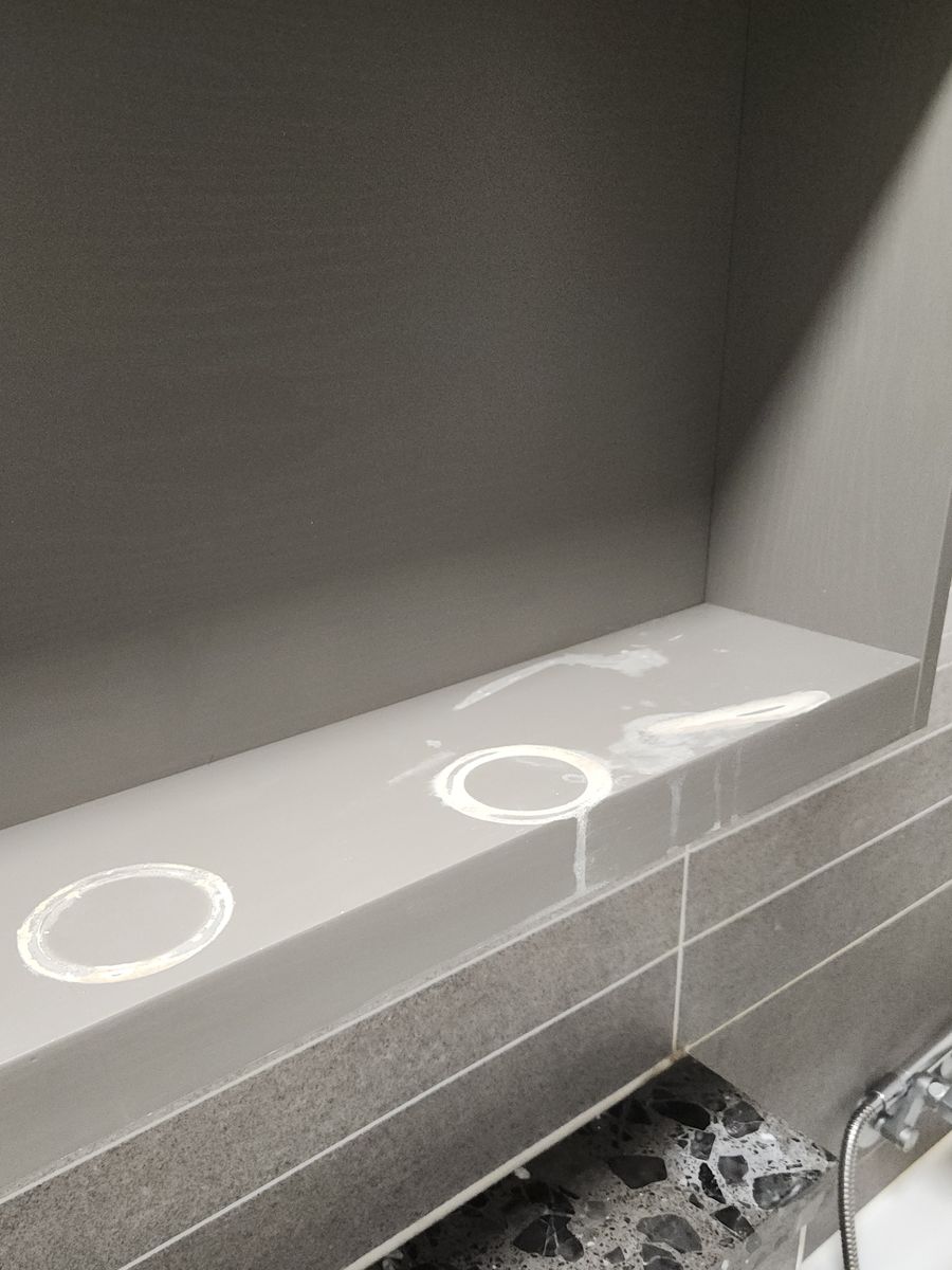 디퓨저 용제에 마감재가 녹아 링 자국이 생긴 욕실 수납장 선반 - 작업 전