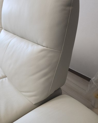 번진 이염을 부분 염색으로 복원한 흰색 가죽소파 - 작업 후