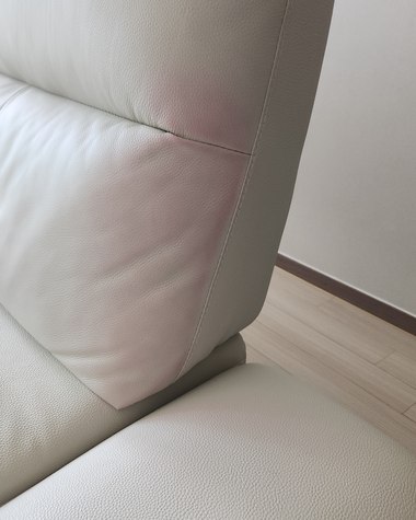 쿠션 물빠짐으로 이염된 흰색 가죽소파 등받이 - 작업 전