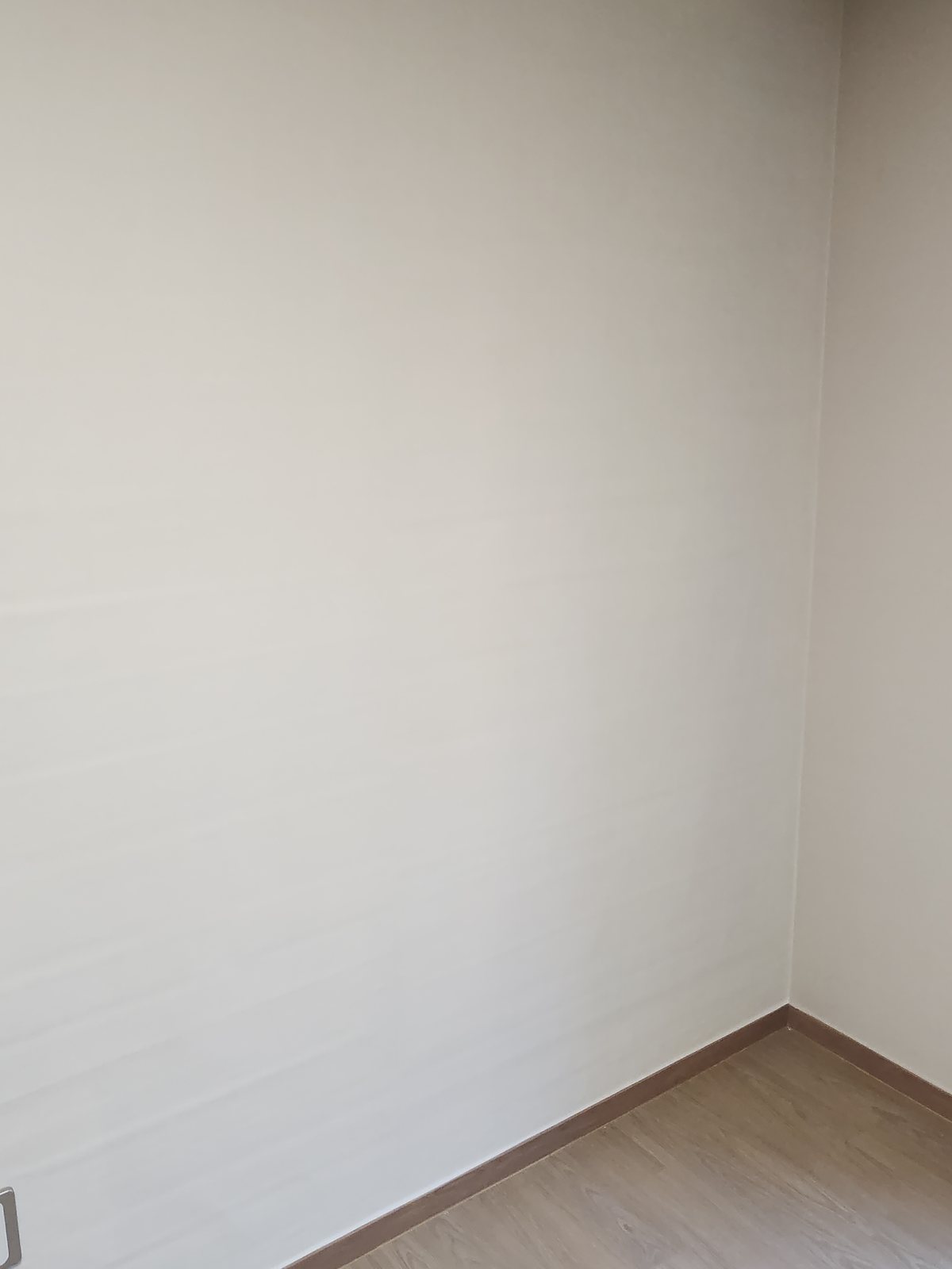 옆 벽과 같은 색 벽지로 벽 한 면만 새로 도배해 마감한 모습 - 작업 후