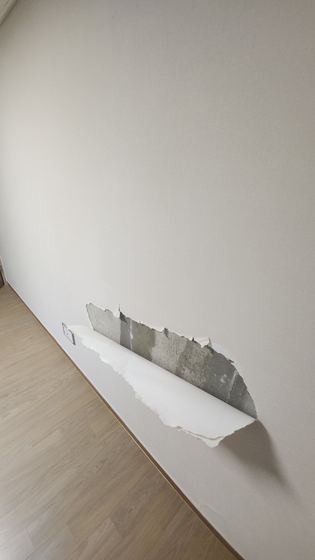 동대문구 한면도배 작업 과정 1 - 가로로 길게 뜯긴 벽지