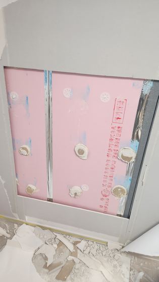 동대문구 침대 옆 벽 한면도배 작업 과정 1 - 부서진 보드를 재단해 걷어냄