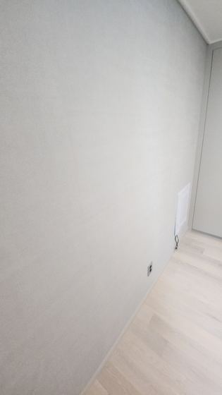 동대문구 침대 옆 벽 한면도배 작업 과정 4 - 실크벽지로 한 면 정배